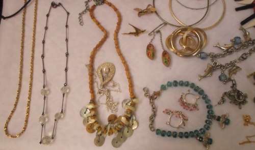 WOW !!!!!!! BEAUTIFUL LOT OF COSTUME JEWELRY ( ALL IN GOOD CONDITION NON BROKEN 0
