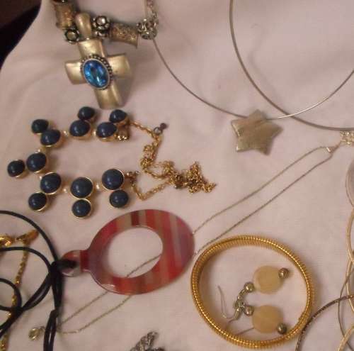 WOW !!!!!!! BEAUTIFUL LOT OF COSTUME JEWELRY ( ALL IN GOOD CONDITION NON BROKEN 0