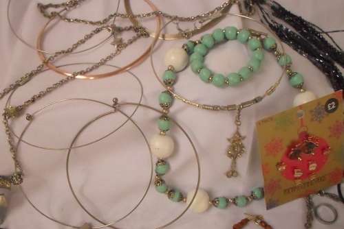 WOW !!!!!!! BEAUTIFUL LOT OF COSTUME JEWELRY ( ALL IN GOOD CONDITION NON BROKEN 0