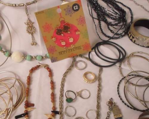 WOW !!!!!!! BEAUTIFUL LOT OF COSTUME JEWELRY ( ALL IN GOOD CONDITION NON BROKEN 0