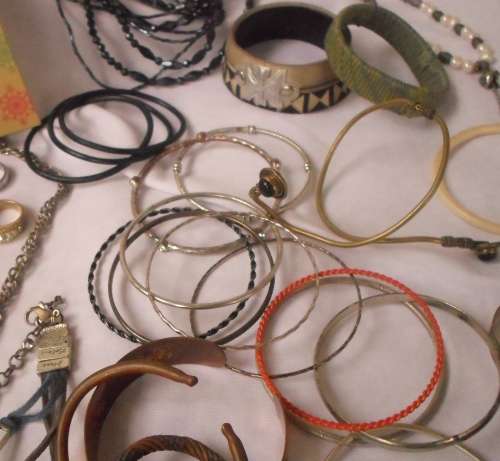 WOW !!!!!!! BEAUTIFUL LOT OF COSTUME JEWELRY ( ALL IN GOOD CONDITION NON BROKEN 0