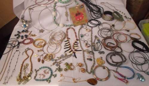 WOW !!!!!!! BEAUTIFUL LOT OF COSTUME JEWELRY ( ALL IN GOOD CONDITION NON BROKEN 0