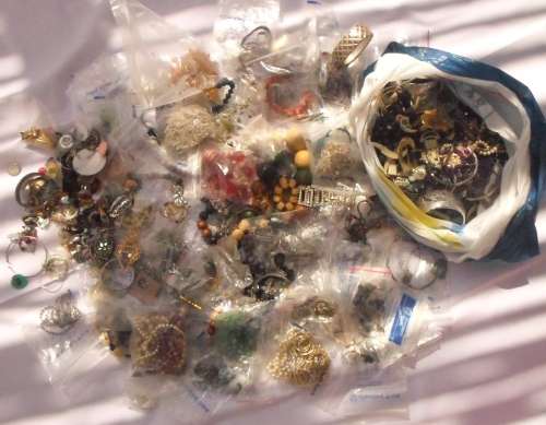 WOW !!! LARGE LUCKY PACKET OF BIDS AND BOBS OF BROKEN JEWELRY AND FINDINGS