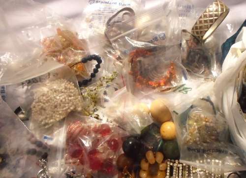 WOW !!! LARGE LUCKY PACKET OF BIDS AND BOBS OF BROKEN JEWELRY AND FINDINGS
