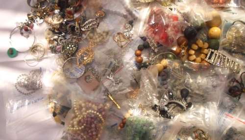 WOW !!! LARGE LUCKY PACKET OF BIDS AND BOBS OF BROKEN JEWELRY AND FINDINGS