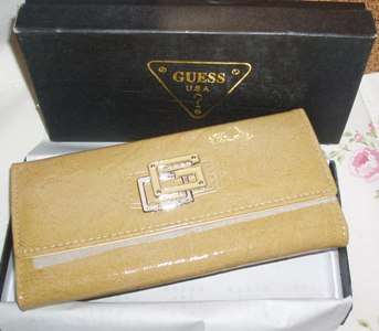 BRAND NEW GUESS WALLET!!!!!!!!!! A MUST HAVE WITH A BOX
