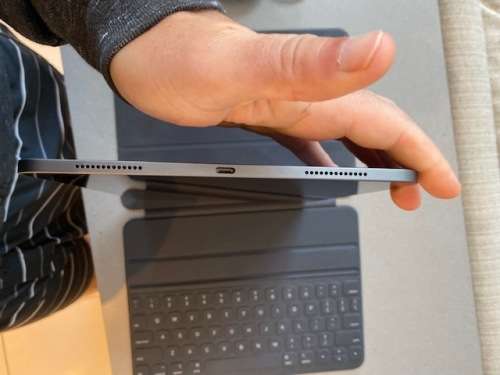 iPad Pro 11 Inch 64GB Space Gray WIFI Only - Complete box and original Apple Smart Keyboard Folio