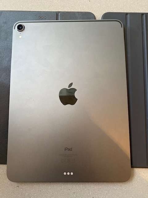 iPad Pro 11 Inch 64GB Space Gray WIFI Only - Complete box and original Apple Smart Keyboard Folio