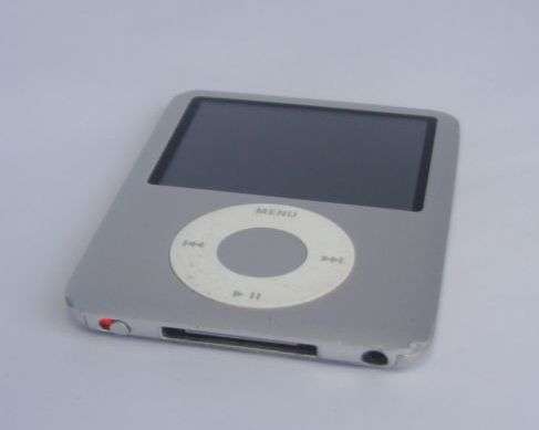 Apple iPod Nano 3rd Gen 4GB Silver