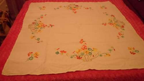 MAGNIFICENT VINTAGE EMBROIDERED TABLECLOTH  ( GREAT FIND )