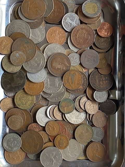 World Mix Lot - 1 kg of World mixed coins and 12 World Bank Notes