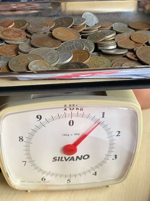 World Mix Lot - 1 kg of World mixed coins and 12 World Bank Notes