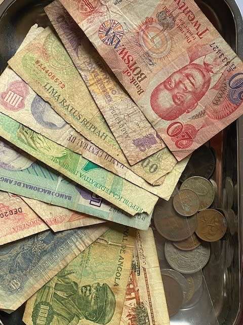 World Mix Lot - 1 kg of World mixed coins and 12 World Bank Notes