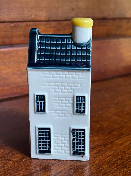 KLM House 8