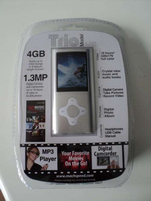 --- NEW --- 4GB MP3 Player with 1.3MP Camera --- Silver ---