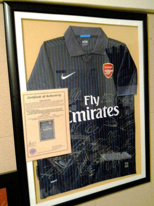 ARSENAL 2009/2010 SQUAD SIGNED AWAY SHIRT FRAMED WITH COA
