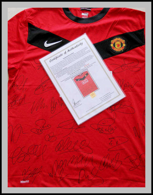 MANCHESTER UNITED 2009/2010 SQUAD SIGNED SHIRT WITH CERTIFICATE OF AUTHENTICITY