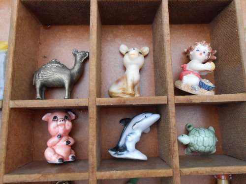 Printer`s tray 650mm x 450mm c/w ornaments.