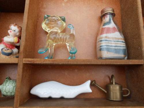 Printer`s tray 650mm x 450mm c/w ornaments.