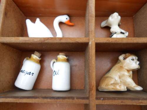 Printer`s tray 650mm x 450mm c/w ornaments.