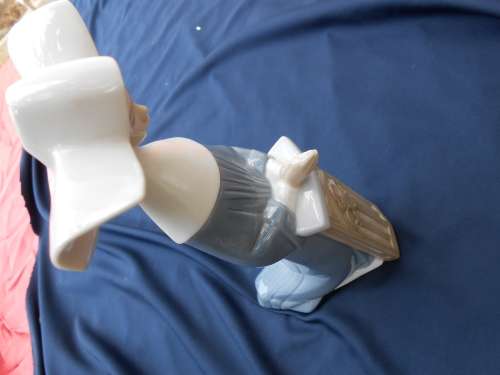 REPAIRED.  As-found.  Lladro with her head glued back on.  Sorry.