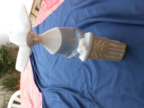 REPAIRED.  As-found.  Lladro with her head glued back on.  Sorry.