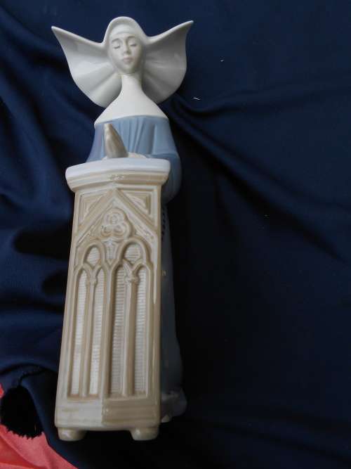 REPAIRED.  As-found.  Lladro with her head glued back on.  Sorry.