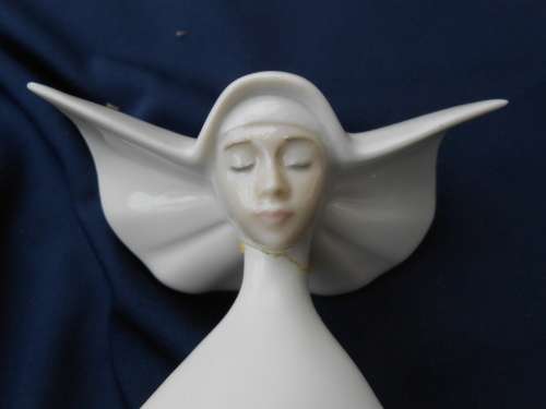 REPAIRED.  As-found.  Lladro with her head glued back on.  Sorry.