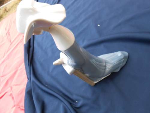 REPAIRED.  As-found.  Lladro with her head glued back on.  Sorry.