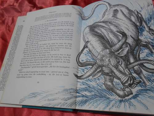 1981  `Die Groot Afrikaanse Heldeboek`  Pieter W. Grobbelaar.  Hard cover.