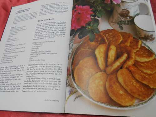 `Huisgenoot Wenresepte 2`  Annette Human.  Hard cover.