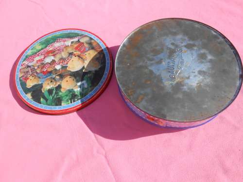 Teddy bear`s picnic biscuit/cake tin.