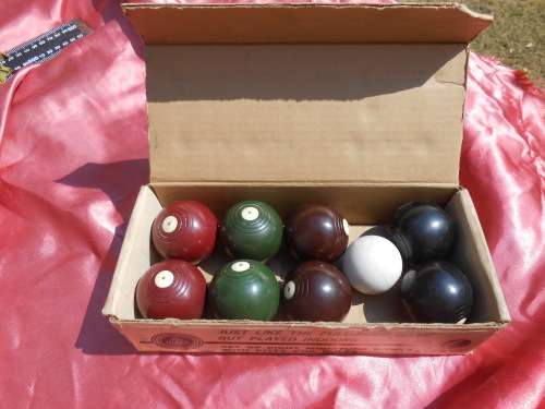 Set of Nylex miniature bowls. Complete and in their case,