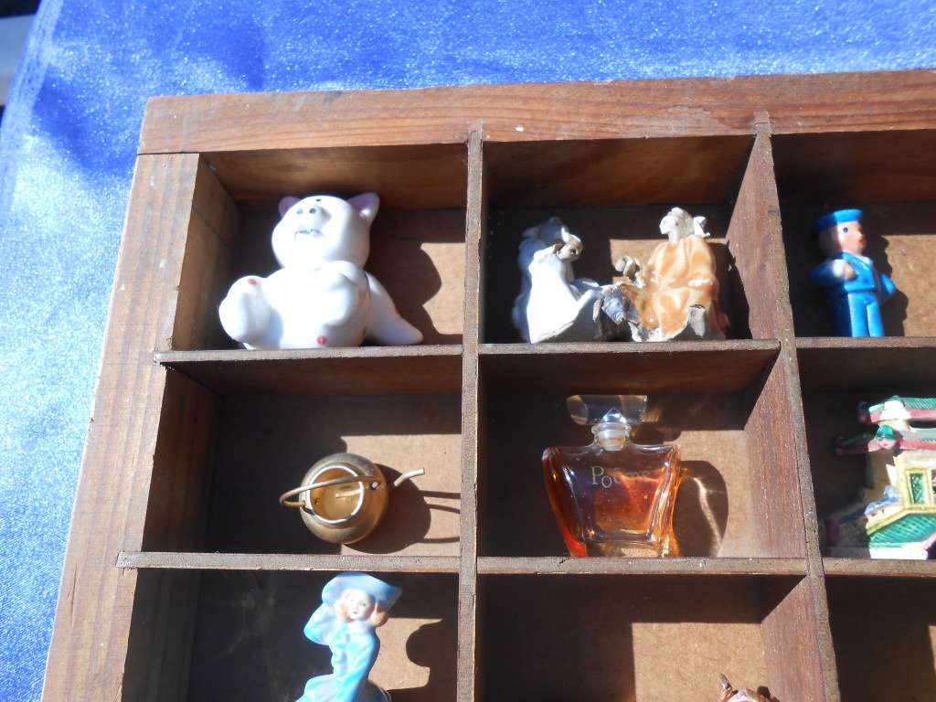 Printer`s tray c/w ornaments.  520mmx360mm