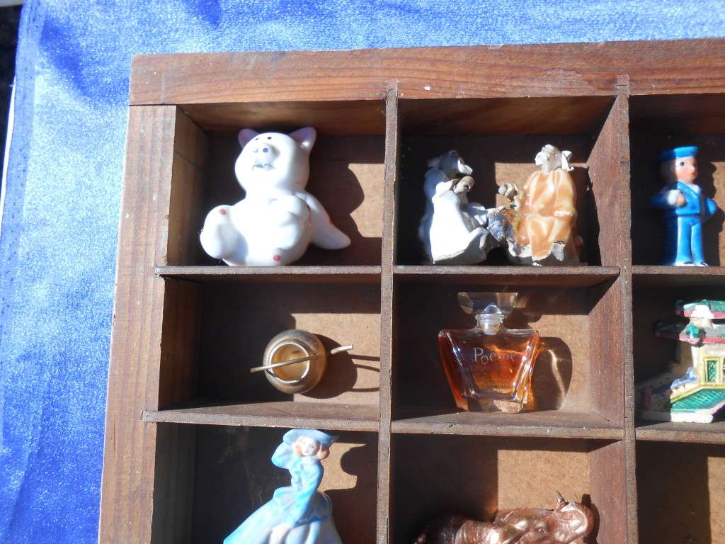 Printer`s tray c/w ornaments.  520mmx360mm