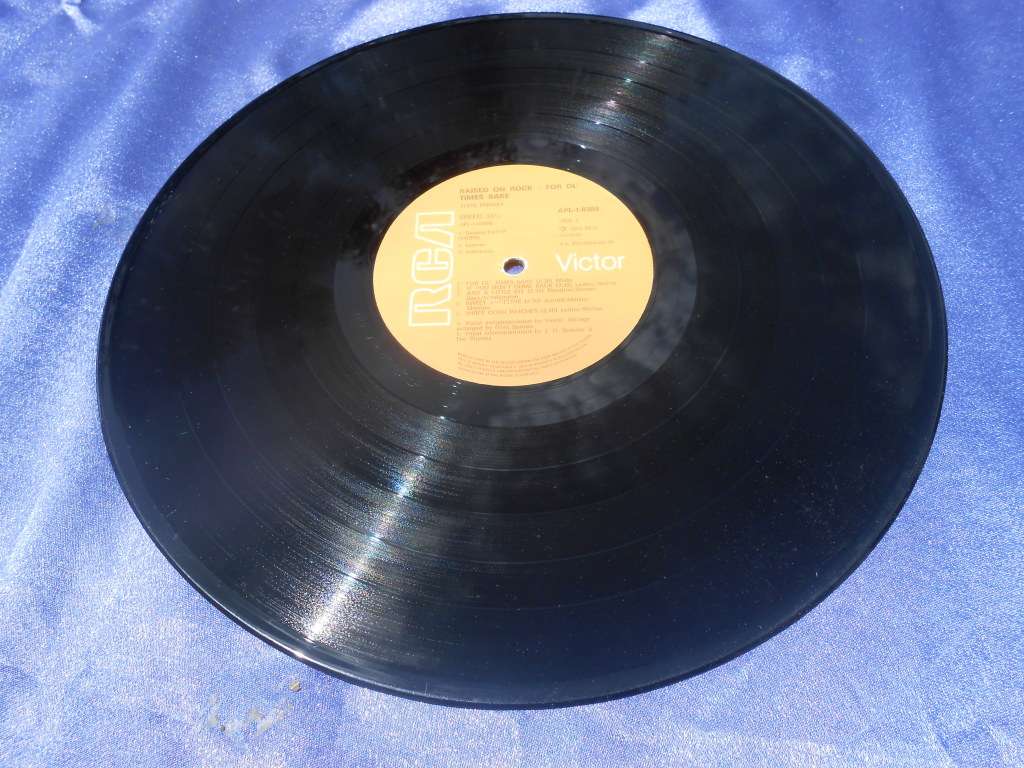 Vinyl LP Elvis Presley Raised on Rock VG+ VG+.