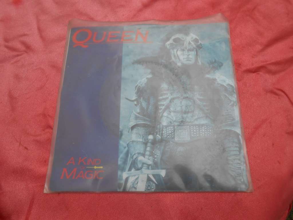Vinyl 7` single. Queen  It`s a Kind of Magic.  A Dozen Red Roses for my Darling. VG+ VG+