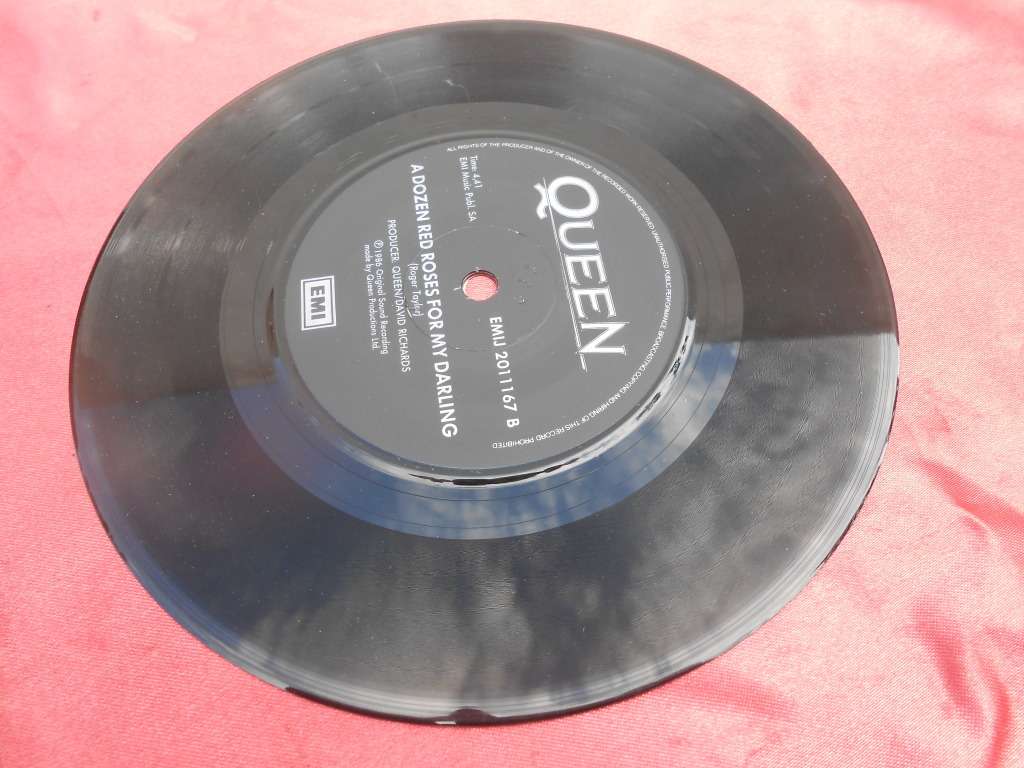 Vinyl 7` single. Queen  It`s a Kind of Magic.  A Dozen Red Roses for my Darling. VG+ VG+