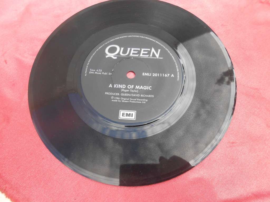 Vinyl 7` single. Queen  It`s a Kind of Magic.  A Dozen Red Roses for my Darling. VG+ VG+