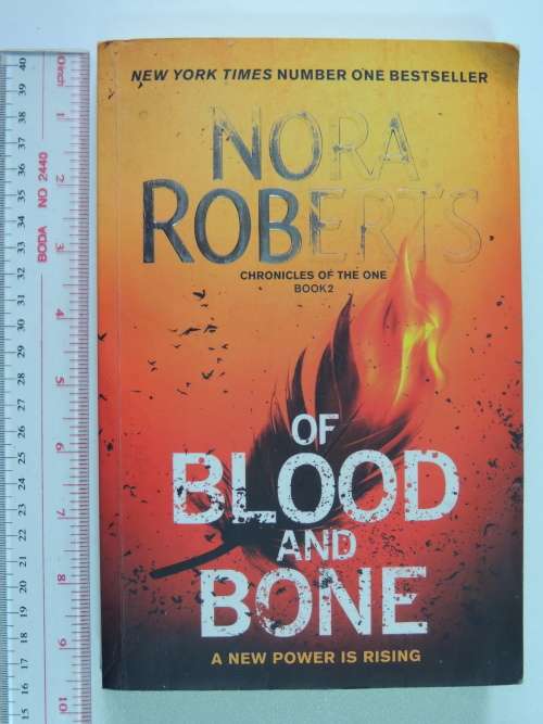 Of Blood and Bone: Chronicles of The One Book 2 - Nora Roberts