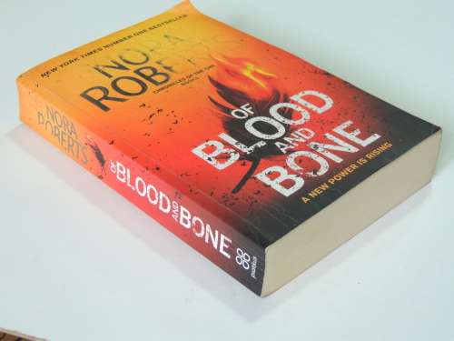 Of Blood and Bone: Chronicles of The One Book 2 - Nora Roberts