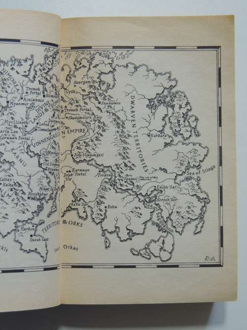 Well of Darkness - Sovereign Stone Trilogy Book 1 - Margaret Weiss and Tracy Hicks