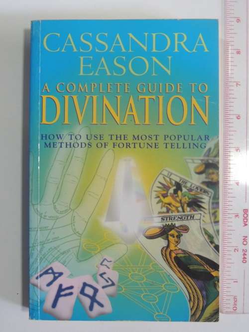 A Complete Guide To Divination -How To Use Most Popular Methods Of FortuneTelling - Cassandra Eason