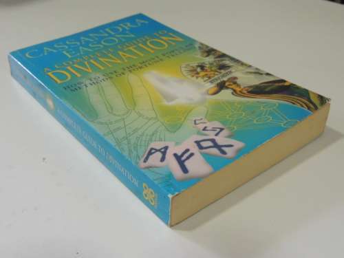 A Complete Guide To Divination -How To Use Most Popular Methods Of FortuneTelling - Cassandra Eason