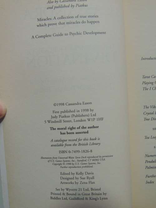 A Complete Guide To Divination -How To Use Most Popular Methods Of FortuneTelling - Cassandra Eason