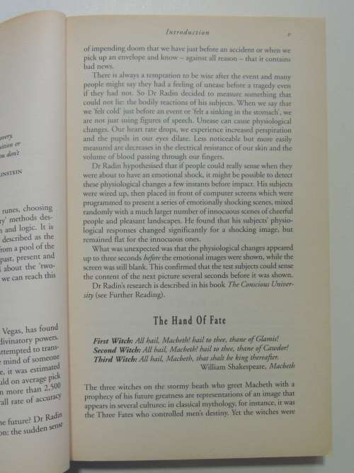 A Complete Guide To Divination -How To Use Most Popular Methods Of FortuneTelling - Cassandra Eason