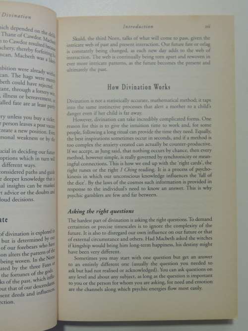 A Complete Guide To Divination -How To Use Most Popular Methods Of FortuneTelling - Cassandra Eason