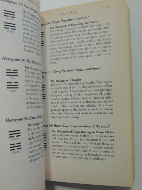 A Complete Guide To Divination -How To Use Most Popular Methods Of FortuneTelling - Cassandra Eason
