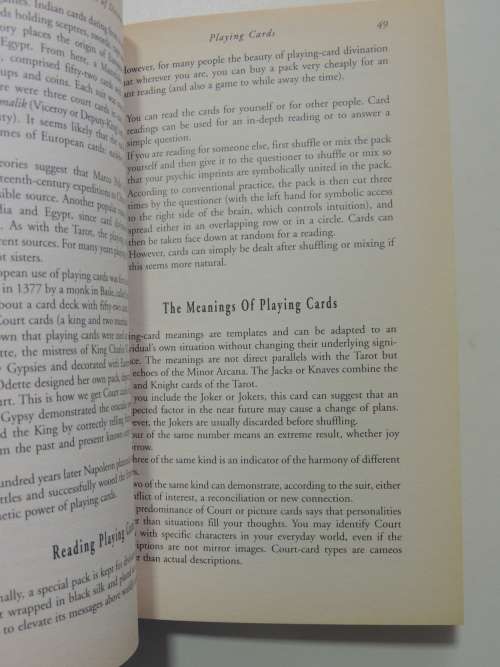 A Complete Guide To Divination -How To Use Most Popular Methods Of FortuneTelling - Cassandra Eason