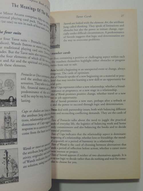 A Complete Guide To Divination -How To Use Most Popular Methods Of FortuneTelling - Cassandra Eason